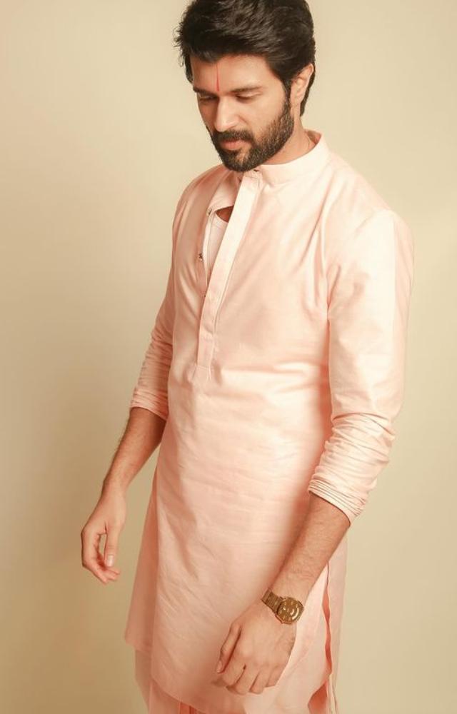 Famous actor Vijay Deverakonda surprised everyone with his exquisite attire for the event. He wore a cream kurta and payjama with a tilak.